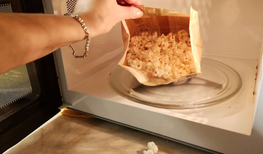 how to microwave popcorn without burning